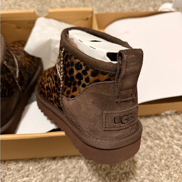 UGG CLASSIC ULTRA MINI CASPIAN LEOPARD - Picture 2 of 8